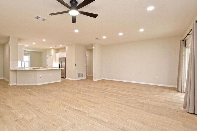 Building Photo - 405 Dawson Trail