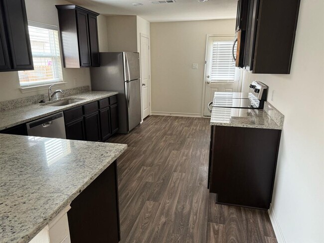 Building Photo - 532 Fox Glen Trl