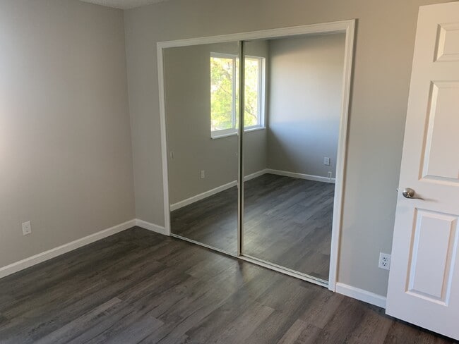 Building Photo - Available September! Newly Updated 2 bed/2 bath Condo