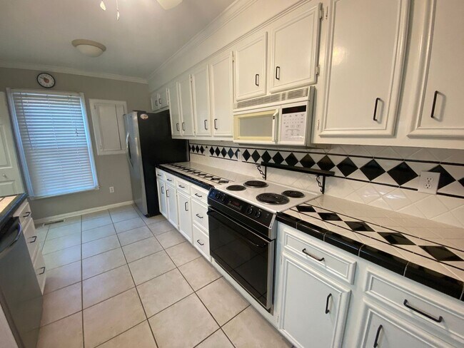 Building Photo - Great Location with a River View!