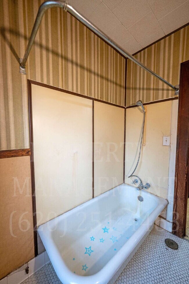 Building Photo - Studio Apartment - All Bills Paid