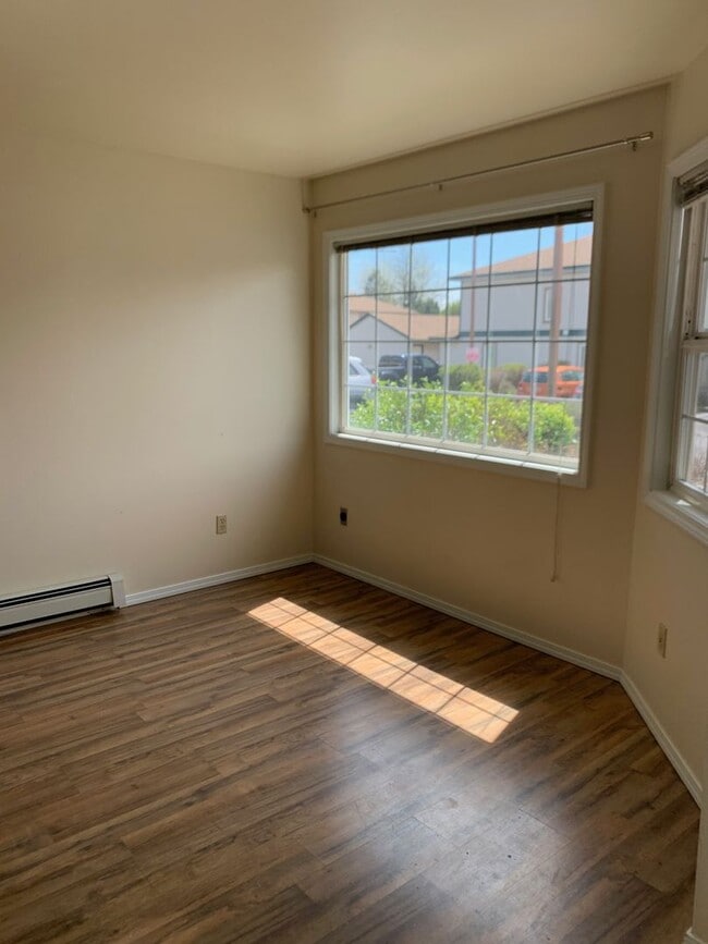 Building Photo - 2 Bedroom Condo with Washer/Dryer in Home