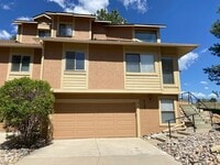 Building Photo - Beautiful 3 Bedroom 2 Bath Townhome Close to the Mountains!!