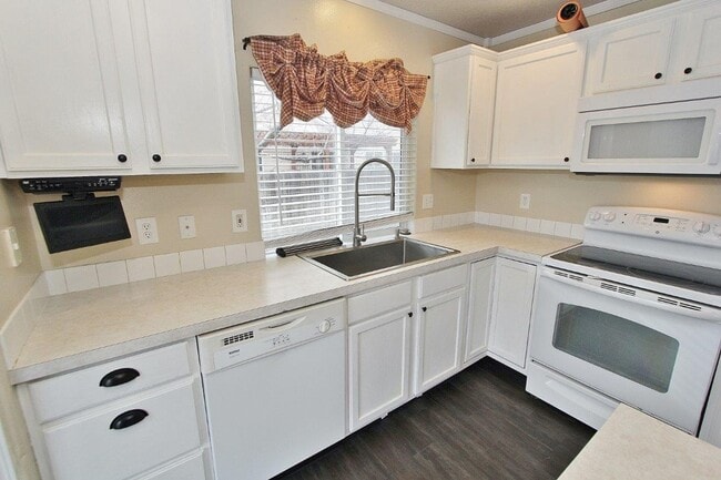 Building Photo - Spacious Home in Quiet Neighborhood