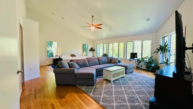 Building Photo - 96 Old Pascack Rd