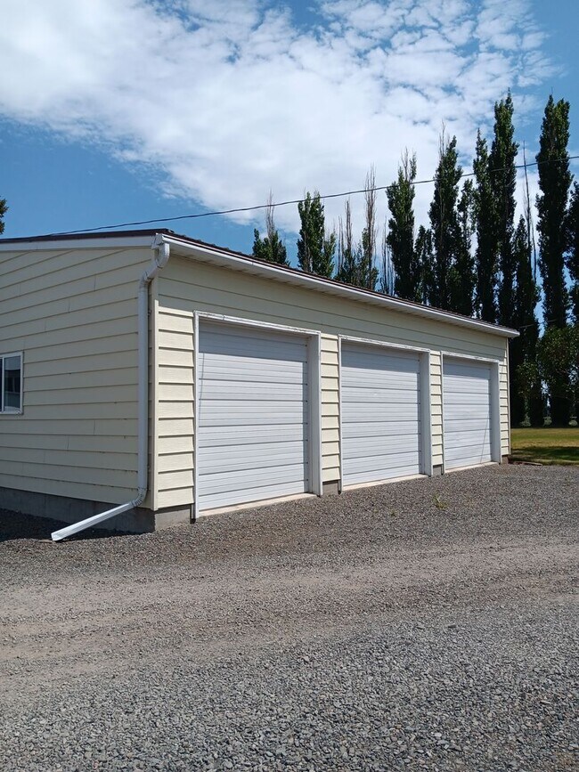Building Photo - Farm House on Booth Ln