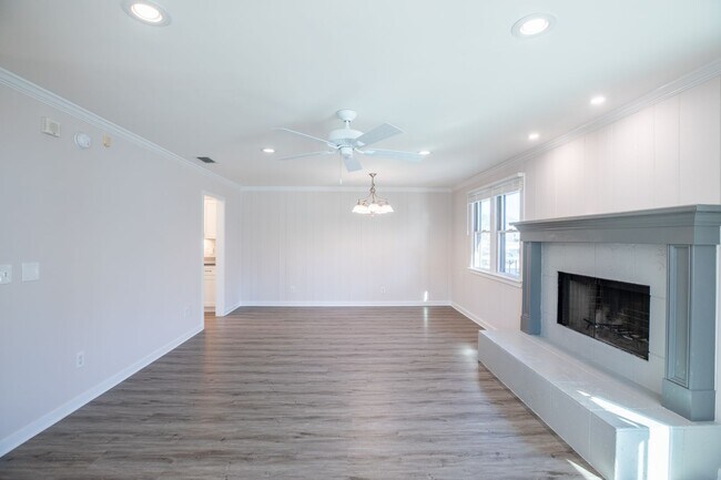 Building Photo - Renovated Beach House