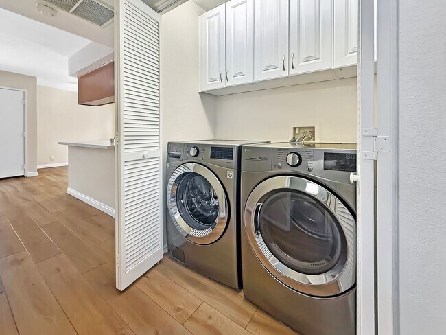 Building Photo - Great 2 bed/2bath condo w/AC, detached garage, and solar!