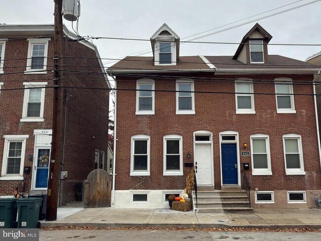 Building Photo - 810 E Elm St