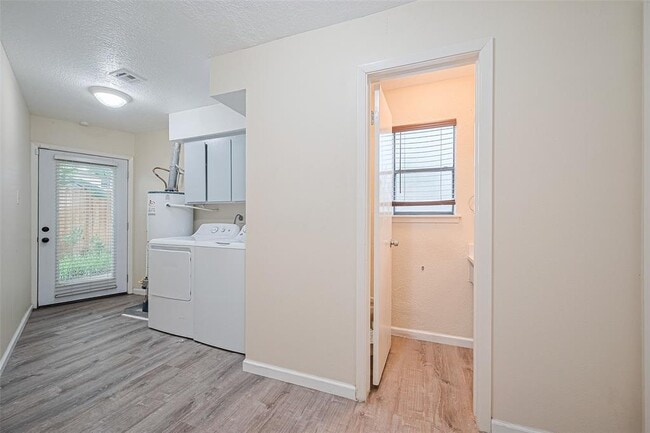 Building Photo - 2107 Shadowbriar Dr