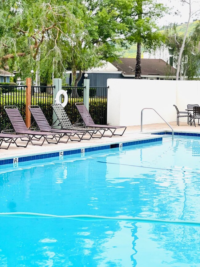 Building Photo - Spacious 3 bedroom 2 bath with attached ga...
