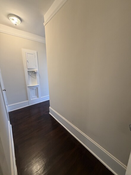 Entry hallway from front door - 700 Mason St
