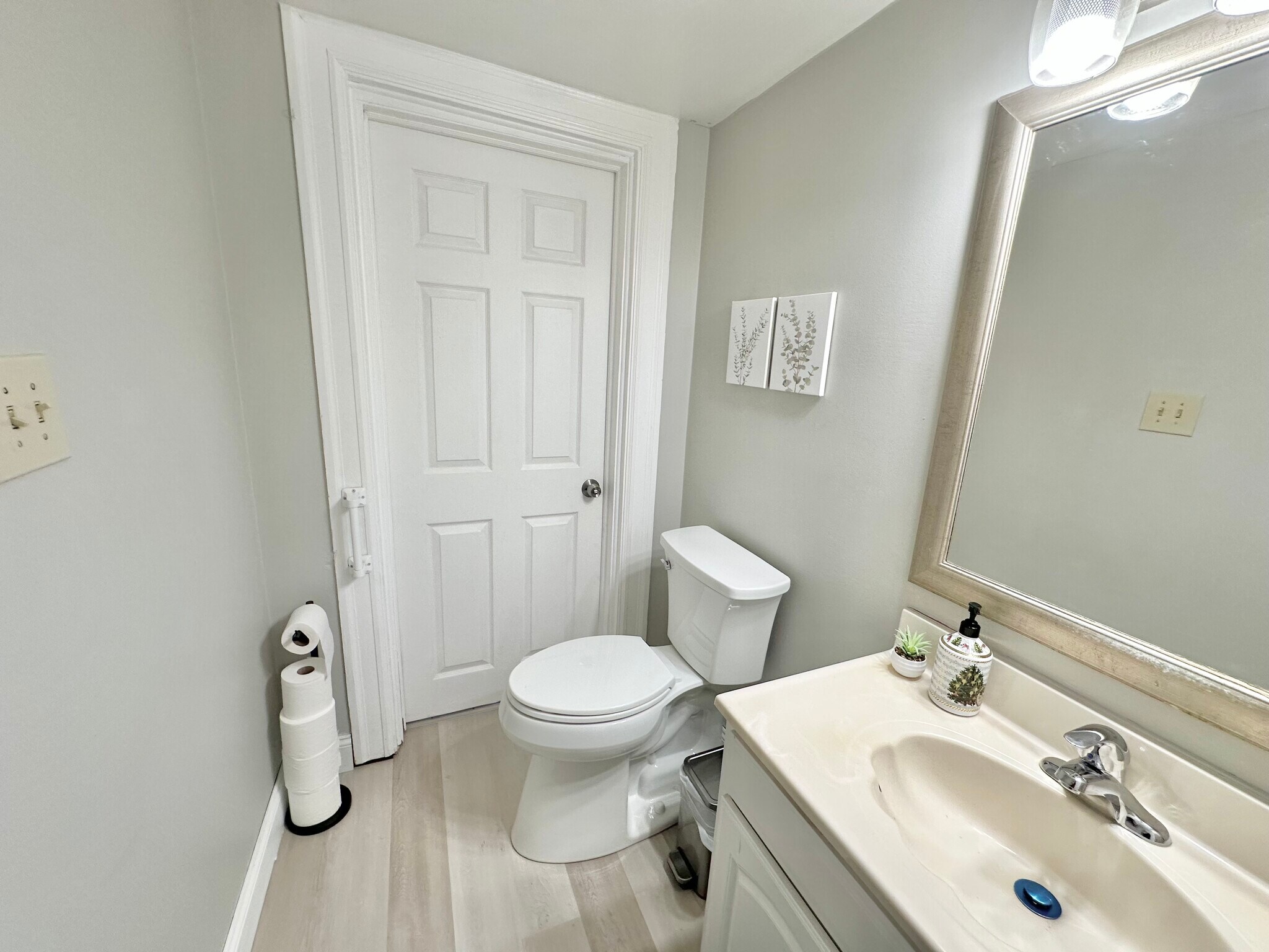 Building Photo - 324 Ella St