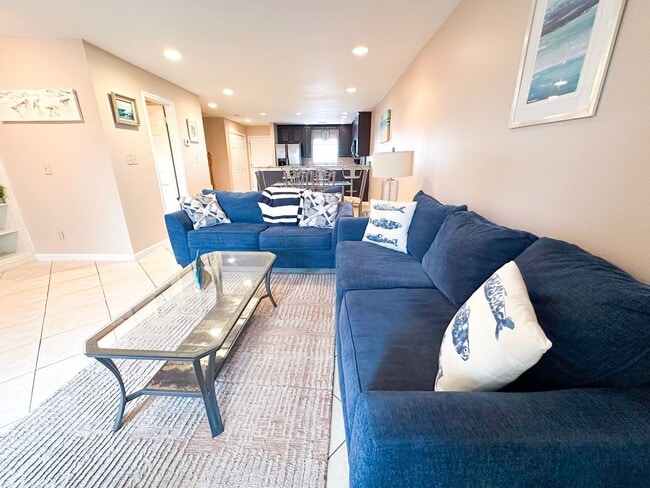 Building Photo - Unfurnished 2 Bedroom Townhome Near the Be...