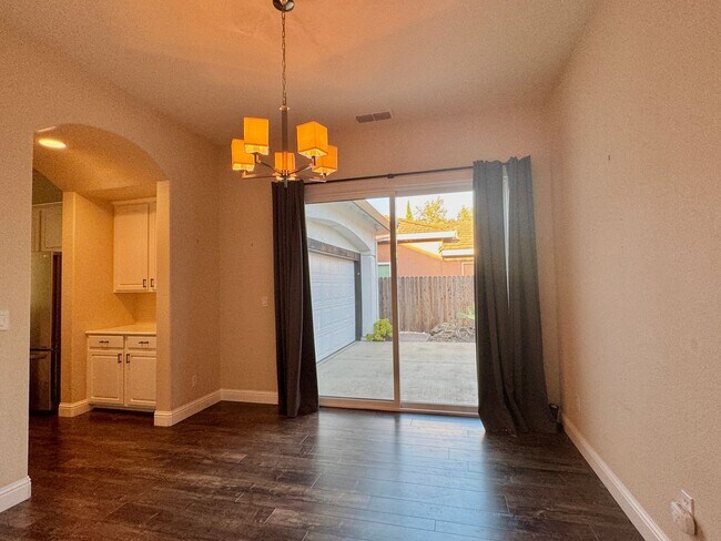 Building Photo - CLEAN AND SPACIOUS ONE STORY, 3 BED, 2 BATH, 2 CAR GARAGE IN WEST SACRAMENTO