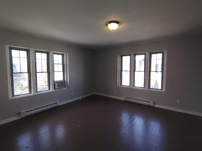 Building Photo - 302 S 12th St