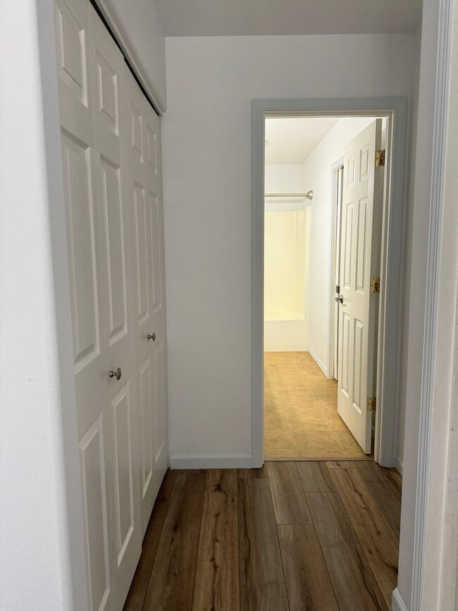 Building Photo - Beautifully updated 3 bed/2 bath townhome