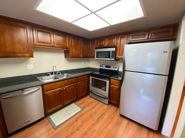 Building Photo - Two bedroom condo in Gated Community with ...