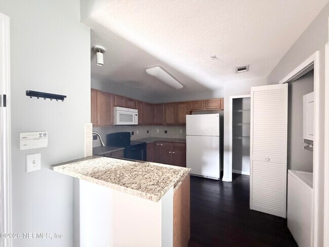 Building Photo - 9595 Amarante Cir