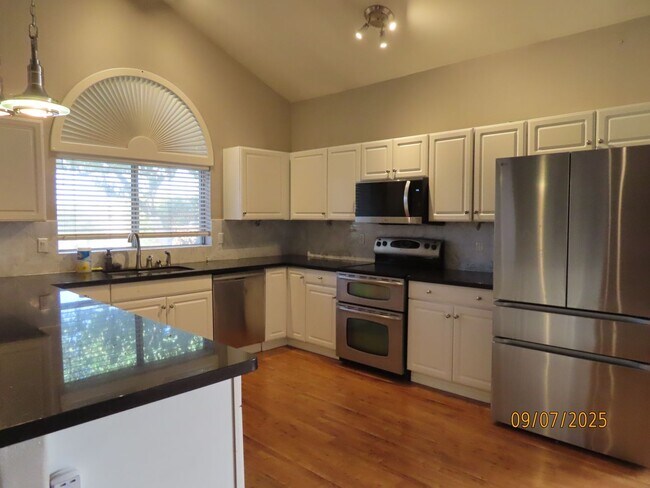 Building Photo - 4 Bedroom 2.5 Bath w/3 Car Garage in Super...