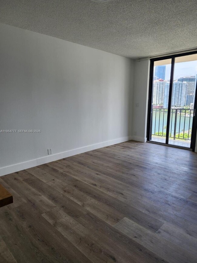 Building Photo - 520 Brickell Key Dr