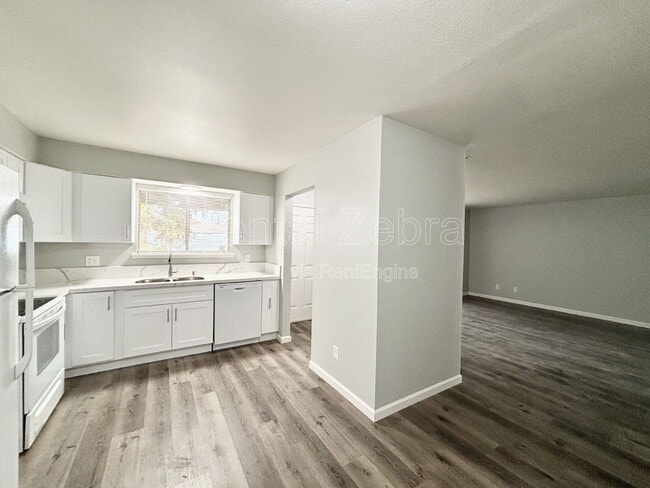 Building Photo - 3275 Cheyenne Dr