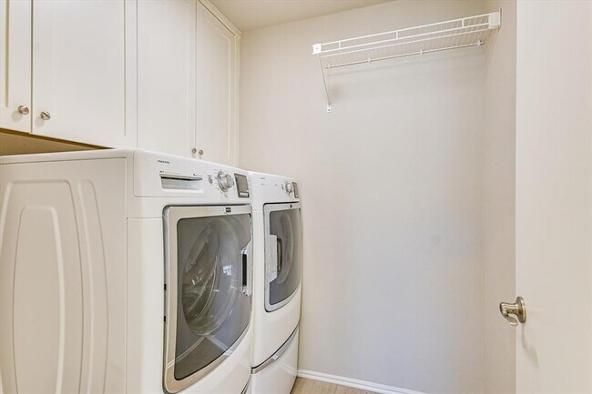 Building Photo - 8405 Cima Serena Ct