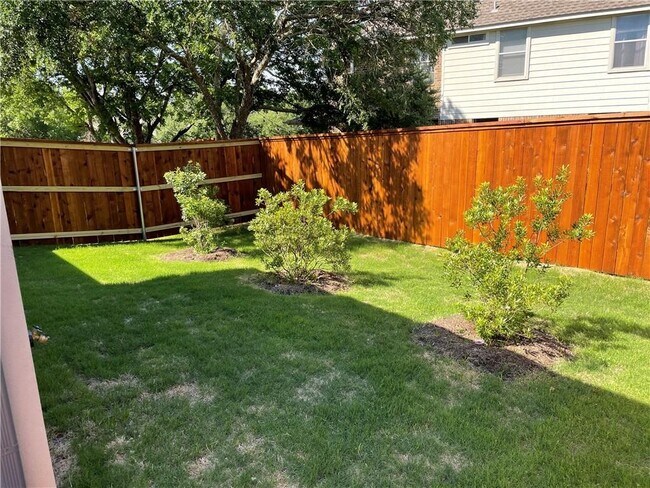 Building Photo - 624 Parkline Dr