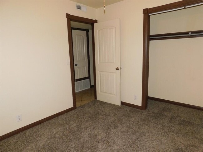Building Photo - 4813 Woodview Dr