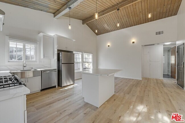 Building Photo - 853 S Bedford St