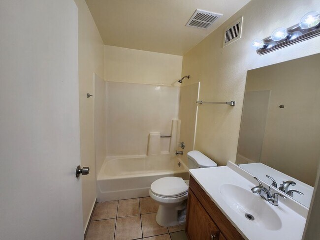 Building Photo - 2725 E Tierra Buena Ln