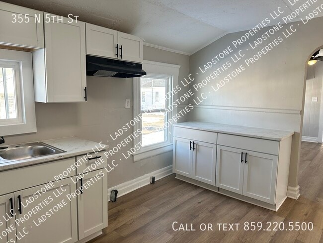 Building Photo - 355 N 5th St