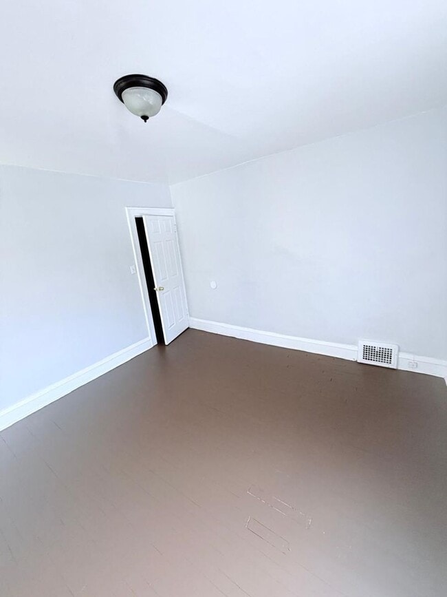 Building Photo - Spacious 4-Bedroom Single-Family Home with 2-Car Garage in Cleveland Heights