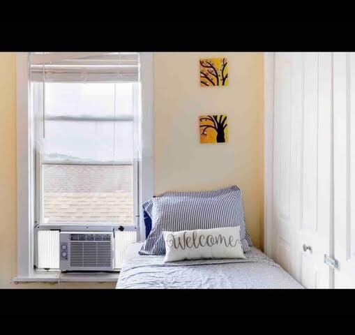 Building Photo - 3406 W Dickens Ave