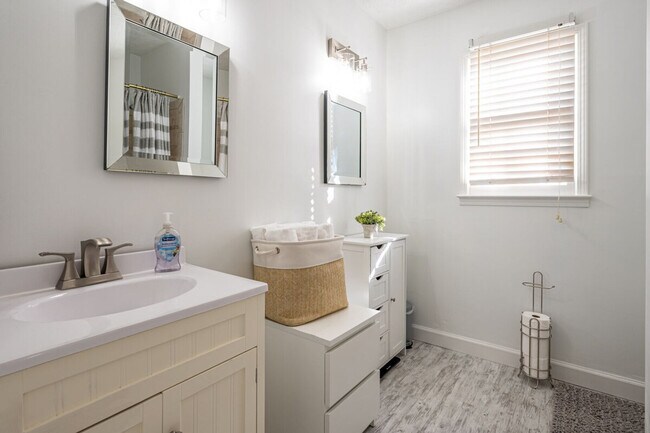 Building Photo - 1223 Settlebench Ln