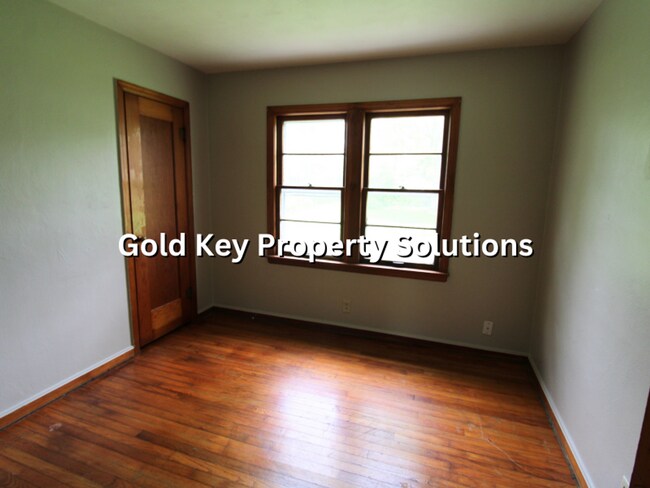 Building Photo - Large 3 BR 1 BA House with Garage and Central Air SECTION 8 APPROVED
