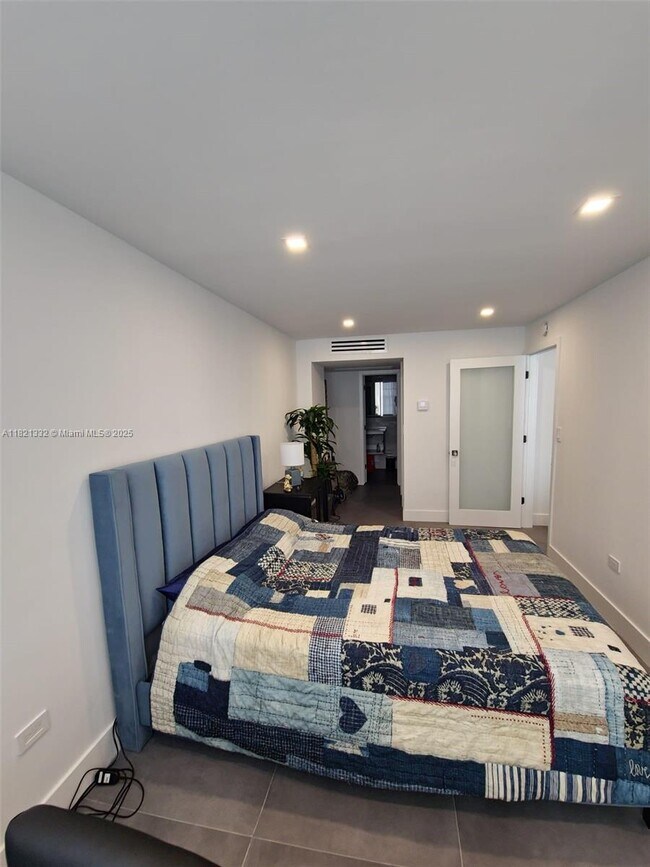 Building Photo - 5555 Collins Ave