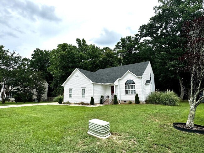 Building Photo - Beautiful 3 bed, 2.5 bath home with a spac...