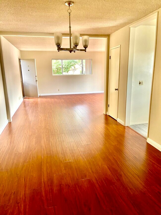 Building Photo - 1420 Rexford Dr