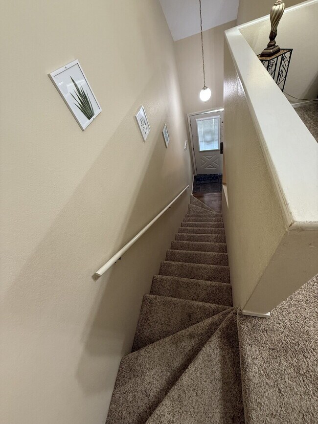 Building Photo - Penthouse Fully Furnished - Lakeview 2 Bed...