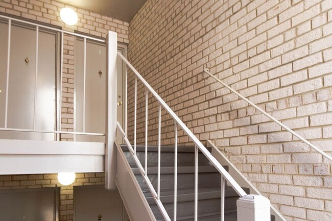 Building Photo - Beautiful top-level 1 bedroom, 1 bathroom condo in Alexandria City