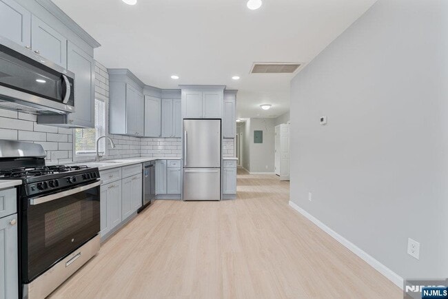 Building Photo - 16 John St