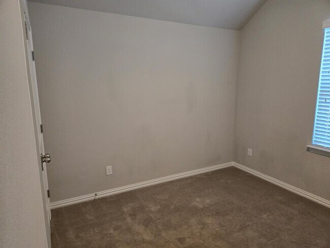 Building Photo - 1801 Chimney Dr