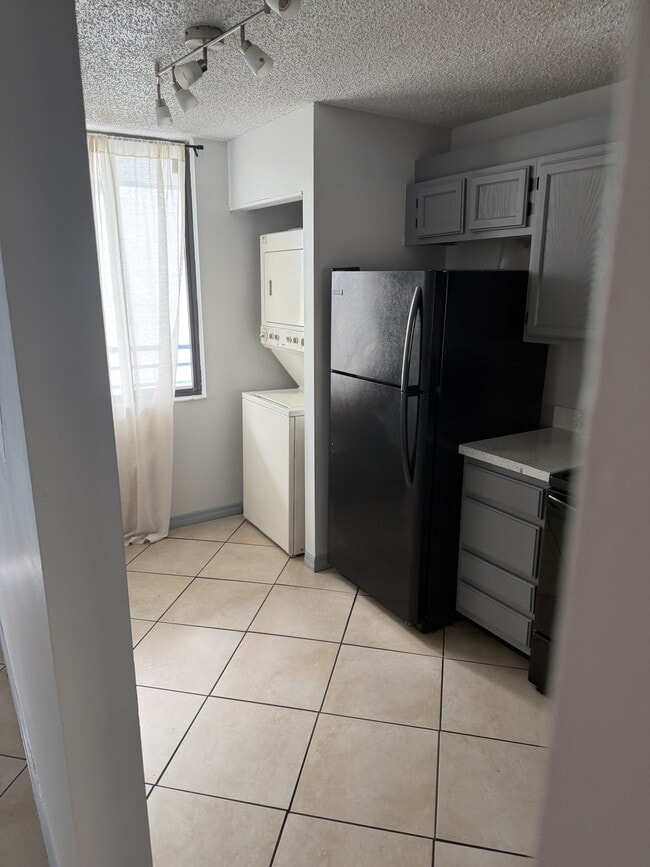 Building Photo - 2424 W Tampa Bay Blvd