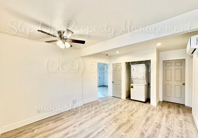 Building Photo - 18669 Pine St