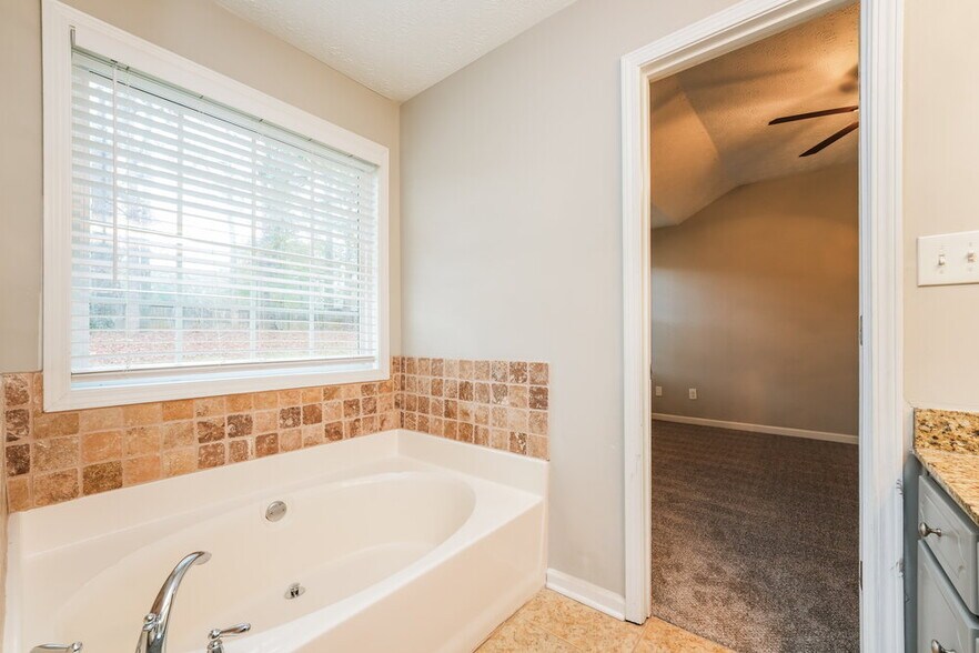 Building Photo - 509 Sarah's Ln