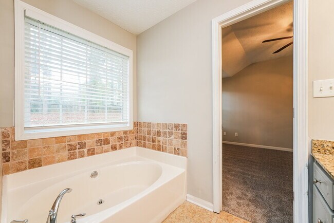 Building Photo - 509 Sarah's Ln