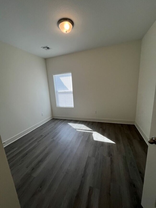 Building Photo - Beautiful 3-Bedroom Family Home for Rent in Fox Run!