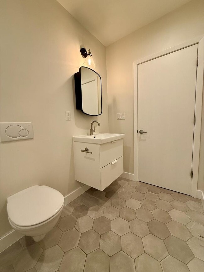 Building Photo - 21 E 6th St