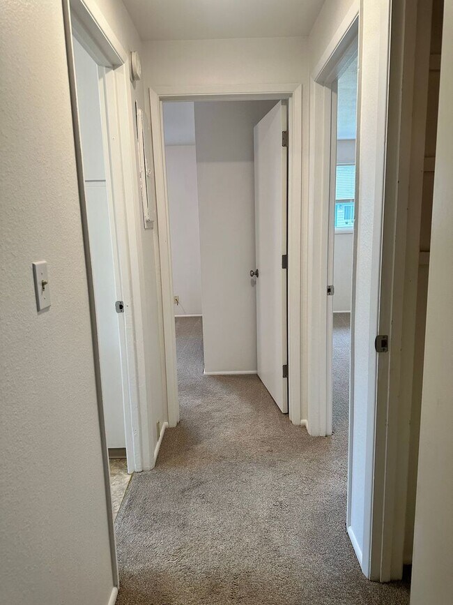 Building Photo - 2 Bedroom 1 Bathroom Home with a Backyard!